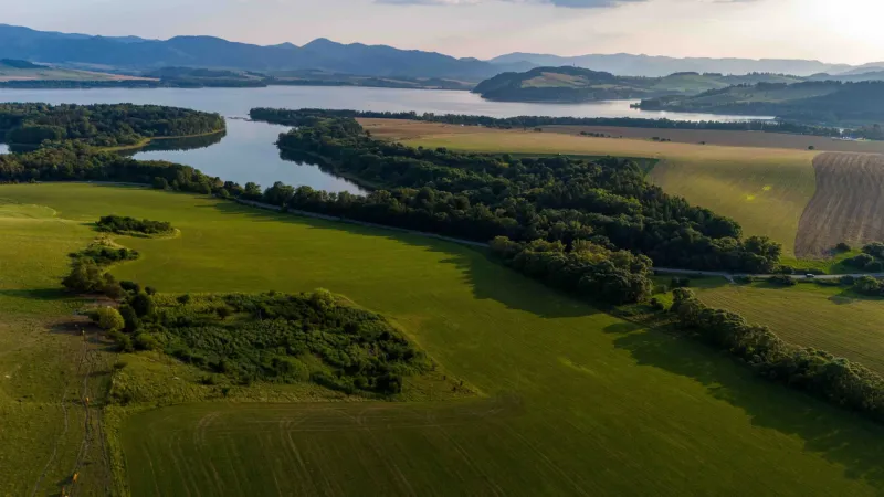 Die Landschaft bei Liptovský Trnovec mit besonderen Immobilien, umgeben von Wiesen und Wäldern.