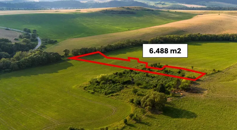 Wiese mit hervorgehobenem Grundstück in Liptovský Trnovec zwischen besonderen Immobilien, Naturlandschaft, Hügel.
