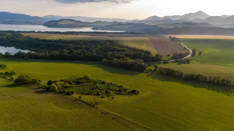 Landschaft in Liptovský Trnovec mit Grünflächen, Wäldern und Hügeln. Besondere Immobilien.