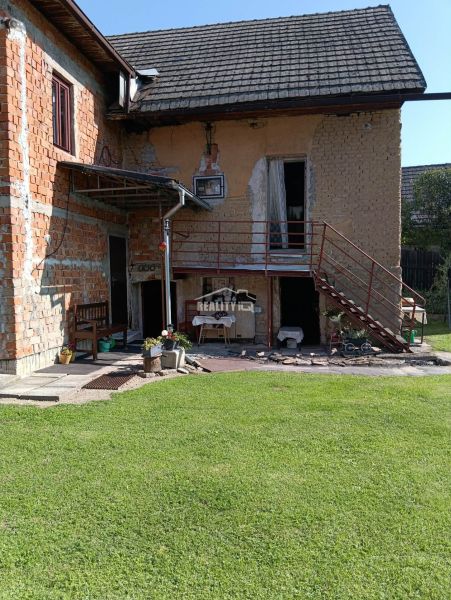 Äußeres eines älteren Hauses in Ovčiarsko, geeignet für Grundstücke - Wohnen.