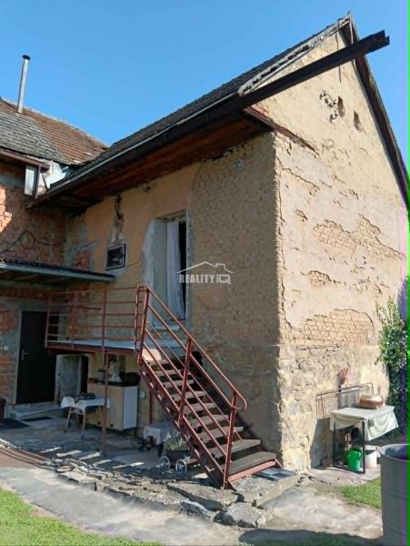 Älteres Haus mit Treppe, geeignet für Grundstücke - Wohnen in Ovčiarsko.