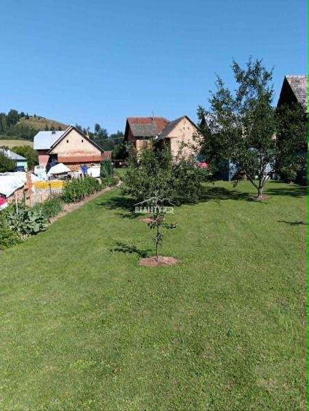 Garten mit Rasen und Obstbäumen bei Häusern in Ovčiarsko, Grundstücke - Wohnen.