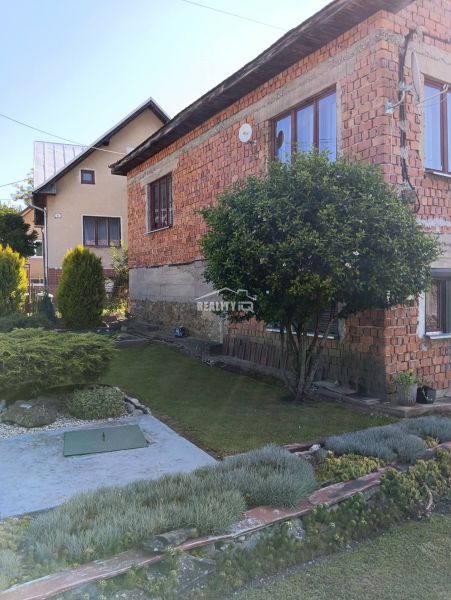 Ein Einfamilienhaus in Ovčiarsko, umgeben von Grün, geeignet für Wohnbaugrundstücke.
