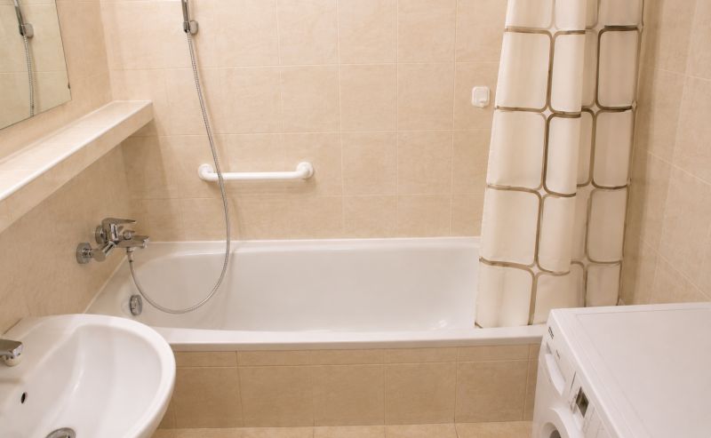 Badezimmer in einer 2-Zimmer-Wohnung mit Badewanne, Dusche und Waschmaschine.