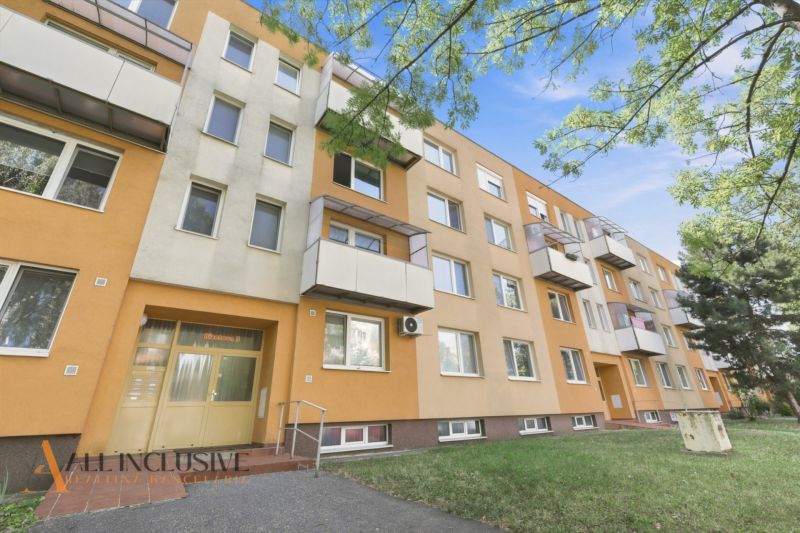 Wohngebäude in der Bizetova-Straße in Nitra, Klokočina mit einer Plattenfassade.