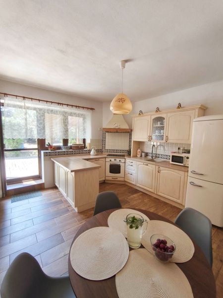 Küche in einem Einfamilienhaus mit Holzboden und hellen Möbeln.