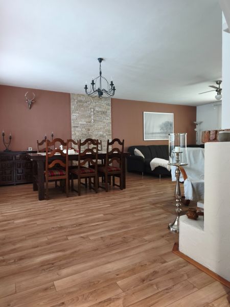 Esszimmer in einem Einfamilienhaus mit Holzdekorboden und massiven Möbeln.