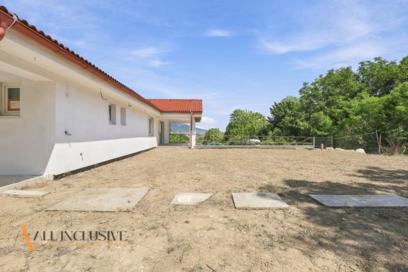 Das Einfamilienhaus in der Poľná-Straße in Nitra hat einen ungepflegten Hof und ein rotes Dach.
