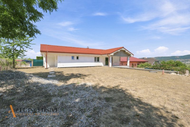 Ein Einfamilienhaus in der Poľná-Straße in Nitra mit rotem Dach und einem offenen Bereich im Hof.