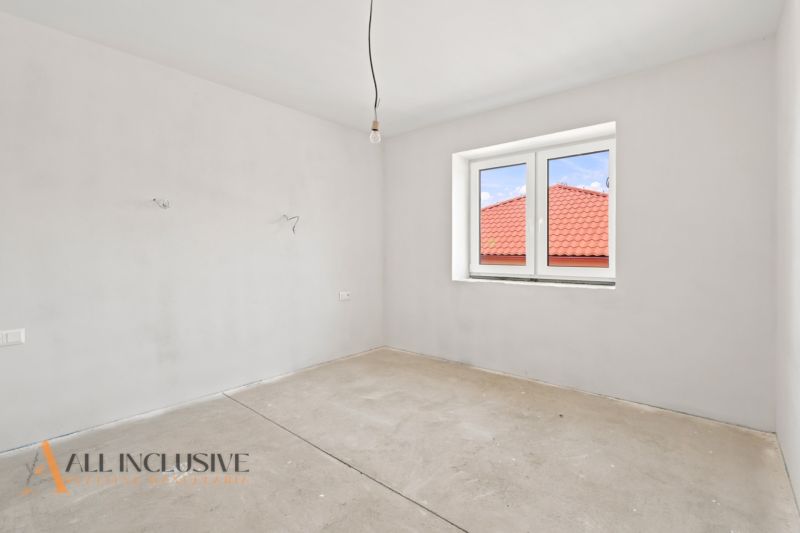 Izba mit weißen Wänden und einem Fenster, die sich in einem Einfamilienhaus befindet.