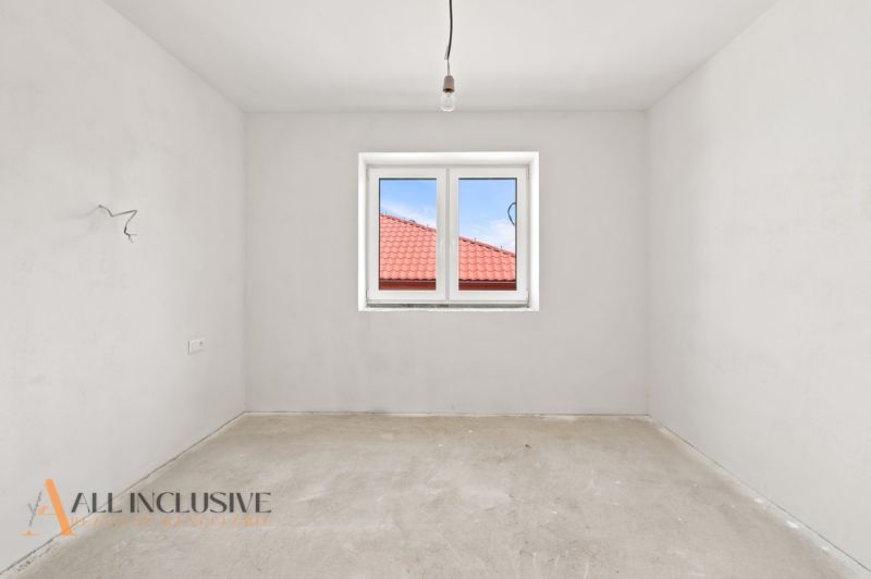 Leerer Raum mit verputzten Wänden und einem Fenster, Einfamilienhaus.