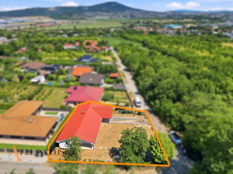 Ein Einfamilienhaus in der Poľná-Straße in Nitra mit rotem Dach und großem Grundstück.