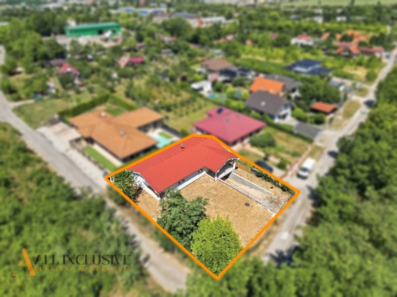 Einfamilienhaus in Nitra in der Poľná-Straße mit rotem Dach und Garten.