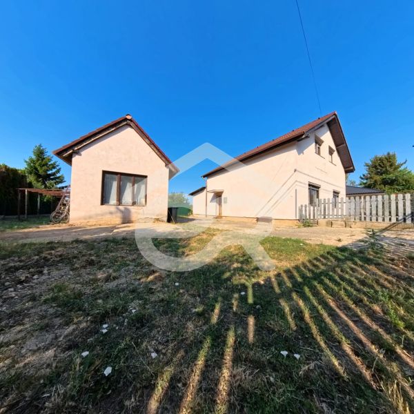 Ein Einfamilienhaus in der Prenosilova-Straße in Mojmírovce mit zwei Gebäuden und einem Garten.