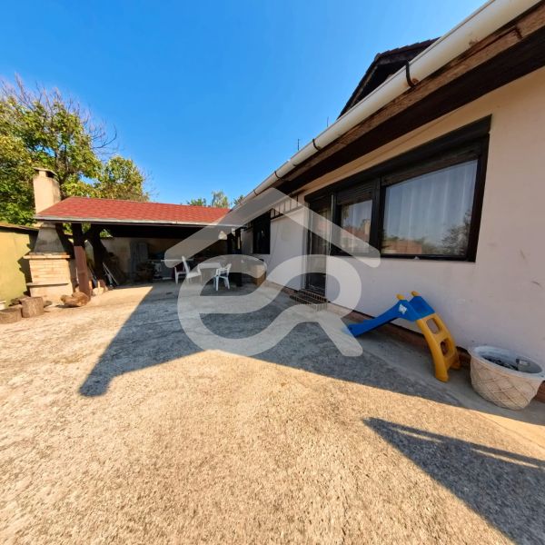 Einfamilienhaus in der Prenosilova-Straße in Mojmírovce mit Terrasse und Gartenmöbeln.