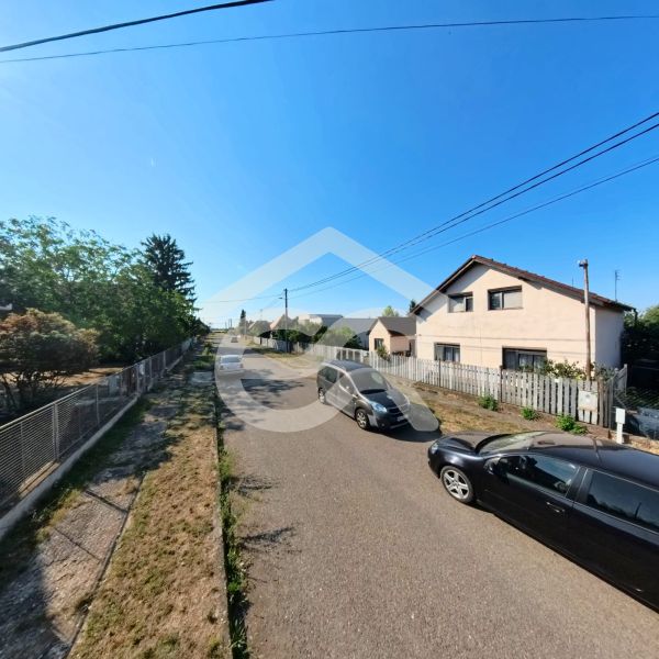 Ein Einfamilienhaus in der Prenosilova-Straße in Mojmírovce, neben der Straße mit Autos und Zäunen.