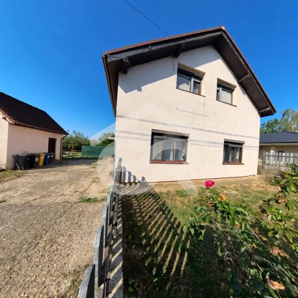Einfamilienhaus in der Prenosilova-Straße in Mojmírovce mit Vorgarten und Umzäunung.