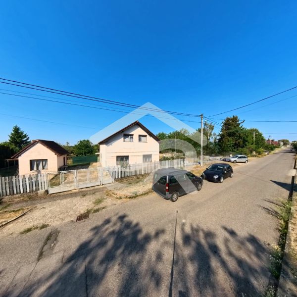 Einfamilienhaus in der Prenosilova-Straße in Mojmírovce mit Umzäunung und geparkten Autos vor dem Haus.