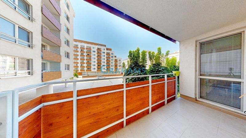Balkon mit Holzverkleidung in einer 3-Zimmer-Wohnung in der Nobelova-Straße in Bratislava - Nové Mesto.