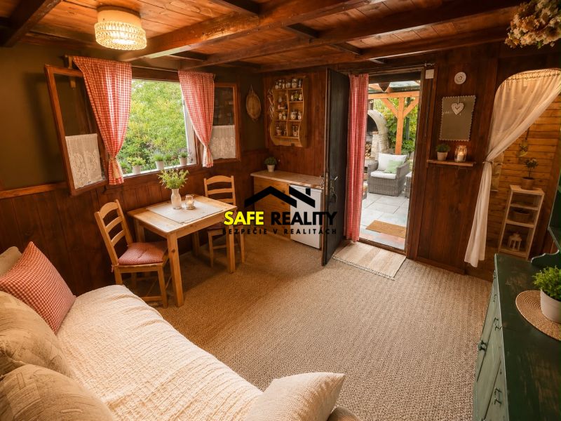 Eine Hütte mit Holzinneinrichtung, gemütlichen Möbeln und Zugang zur Veranda.