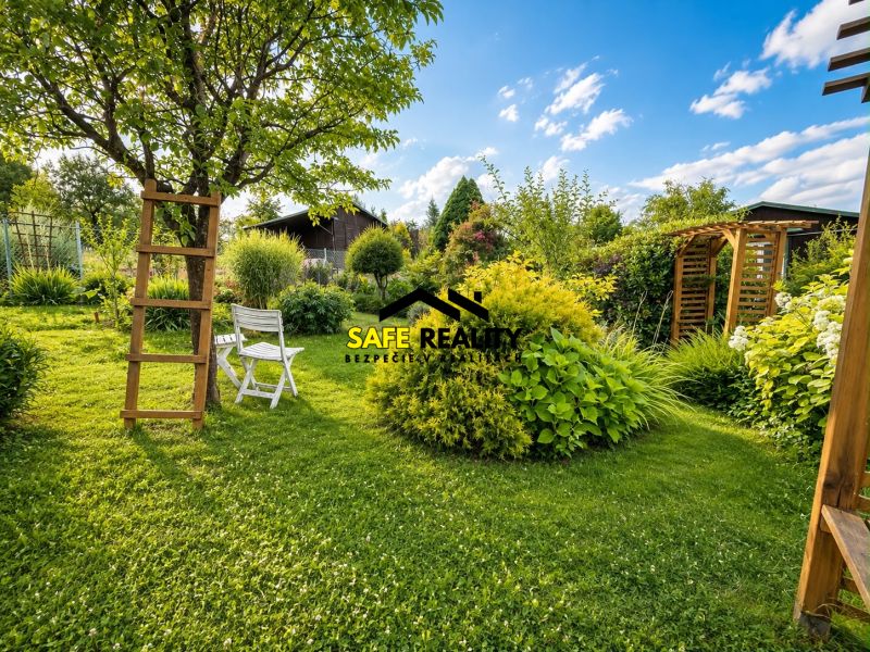 Der Garten bei der Hütte in Žilina, mit einem Pavillon, einem Stuhl und viel Grün.