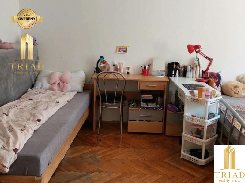 Studentenzimmer in einer Einzimmerwohnung mit Holzboden und einfacher Möblierung.