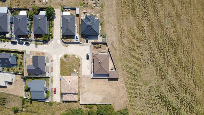 Luftaufnahme von Einfamilienhäusern in Suchá nad Parnou in Vlčia dolina, Grundstücke - Wohnen.