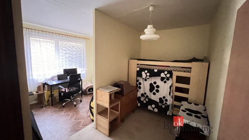 Kinderzimmer in einer Zweizimmerwohnung mit Etagenbett und Arbeitsecke.