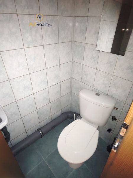 Toilette mit Keramikfliesen in Gastronomiebereichen.