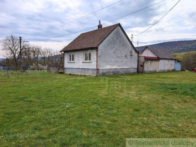 Ein Einfamilienhaus im Dorf Volica mit einem angrenzenden grünen Garten und einer hügeligen Kulisse.