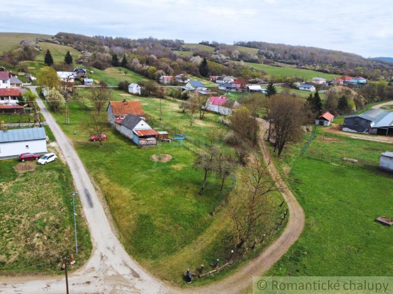 Landschaft auf dem Land in der Umgebung eines Einfamilienhauses im Dorf Volica, sichtbare Straße und Wiese.