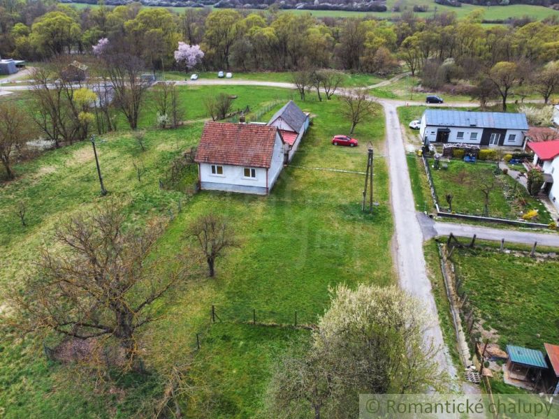 Ein ländliches Einfamilienhaus in Volica, umgeben von einem großen Grundstück und einer Umgebung voller Grün.