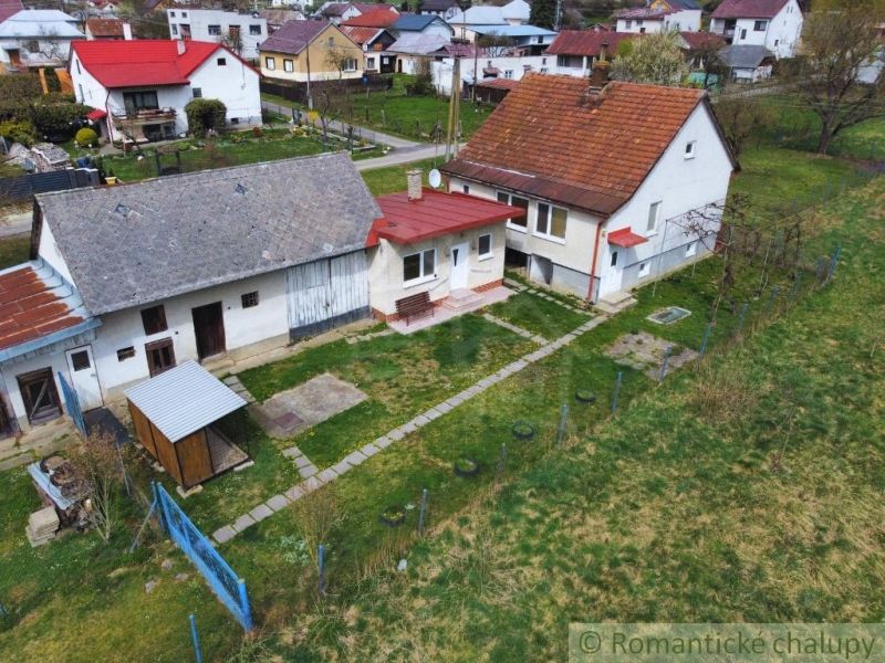 Ein Einfamilienhaus in Volica mit Hof, Anbau und Garten, umgeben von weiteren Häusern.