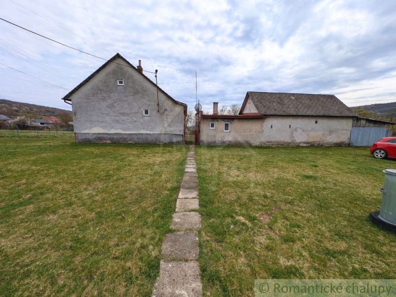 Ein Einfamilienhaus in Volica mit Rasen und einem Zugangspfad aus Steinen.