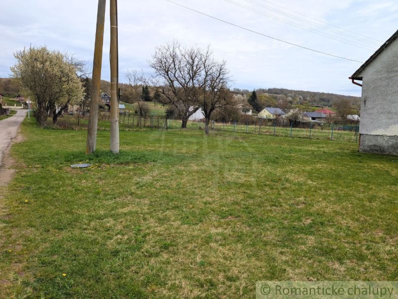 Rasenfläche bei einem Einfamilienhaus in Volica mit Blick auf die umliegende Landschaft.