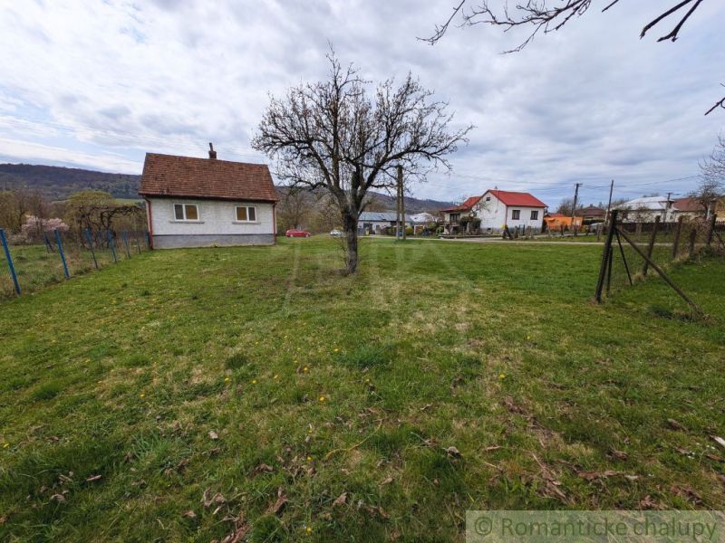 Ein Einfamilienhaus in Volica mit Garten, Obstbaum und Panoramablick auf die Landschaft.