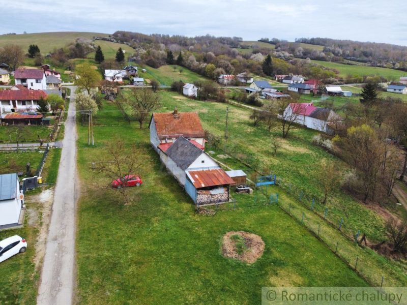 Ein Einfamilienhaus im Dorf Volica, umgeben von Natur und grünen Wiesen.