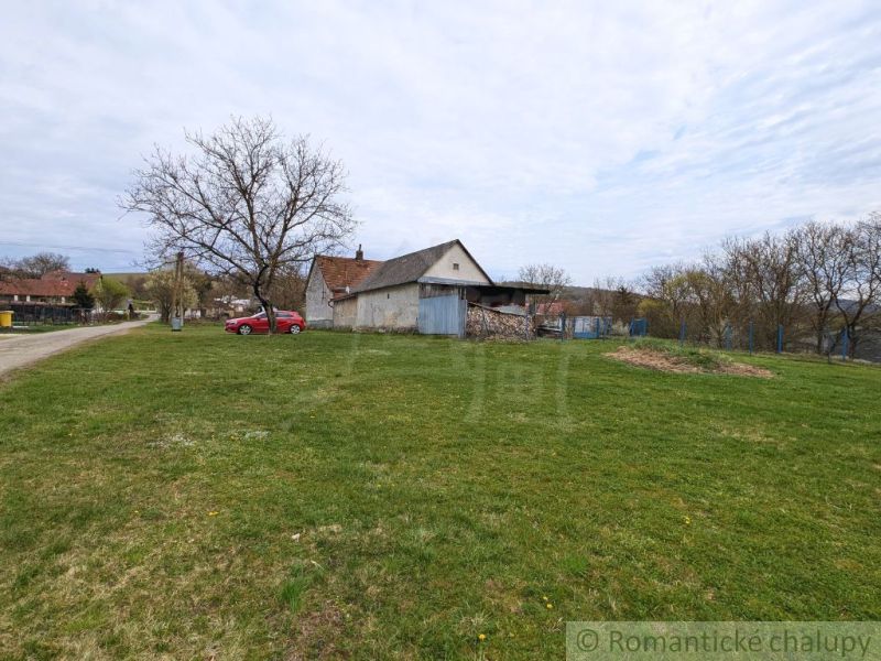Ein Einfamilienhaus im Dorf Volica mit einem grasbewachsenen Grundstück und Bäumen im Hintergrund.