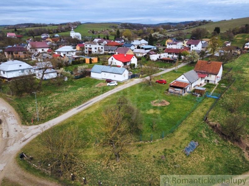 Exterieur von Einfamilienhäusern in Volica mit ländlicher Architektur auf grünen Hügeln.