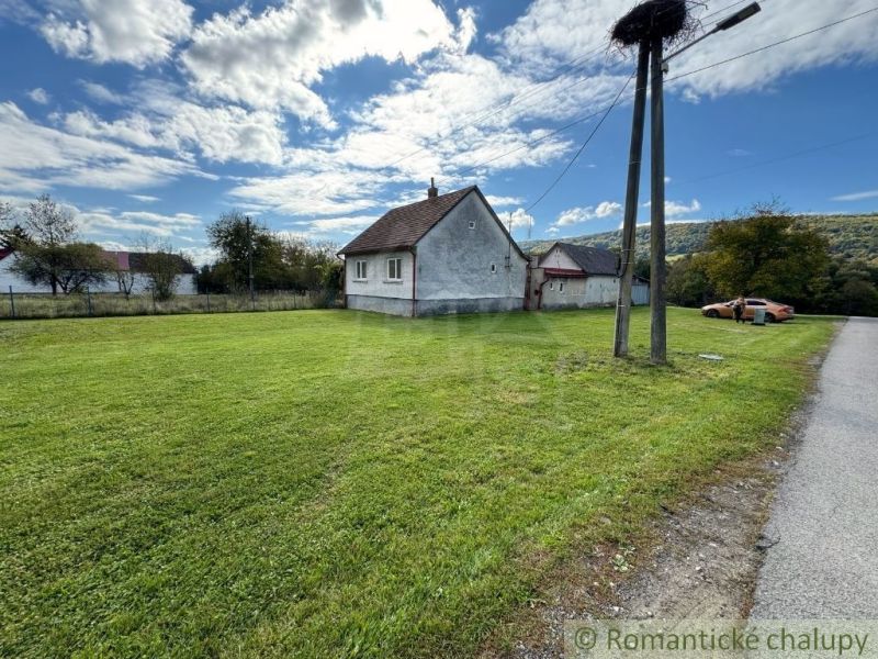 Ein Einfamilienhaus in der Gemeinde Volica mit grünem Rasen, einem Strommast und einem geparkten Auto.