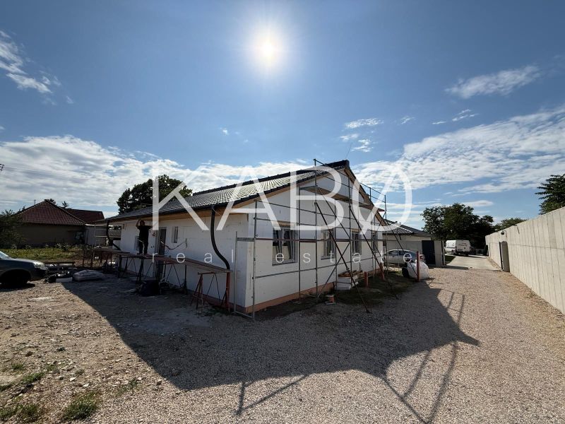 Ein Einfamilienhaus in der Orolská-Straße in Ivanka bei Nitra während der Renovierung, sonniges Wetter.