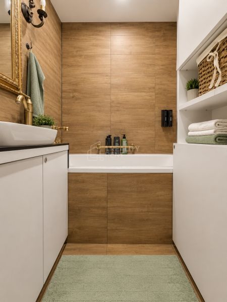 Badezimmer mit Fliesen in Holzoptik, weißen Schränken und Accessoires in einer 3-Zimmer-Wohnung.