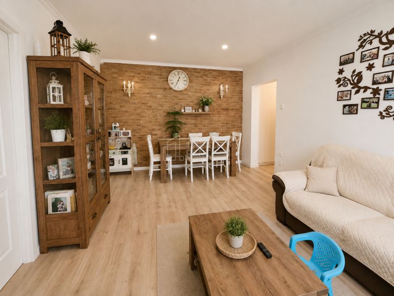 Innenraum einer 3-Zimmer-Wohnung mit Holzboden und weißen Möbeln.