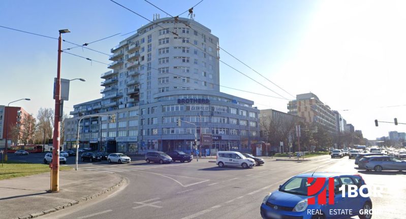 Das Gebäude in der Tomášikova-Straße in Bratislava - Ružinov, eine belebte Kreuzung und Verkehr.