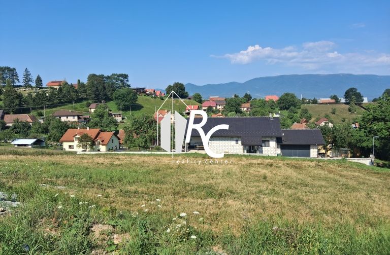 Záborie, Grundstücke - Wohnen mit einer Kulisse aus Häusern und grüner Umgebung bei sonnigem Wetter.