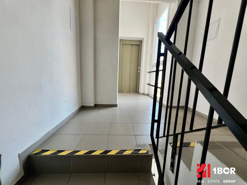 Treppe mit Fliesen und Aufzug in einer 2-Zimmer-Wohnung, Bratislava - Nové Mesto, Vajnorská.