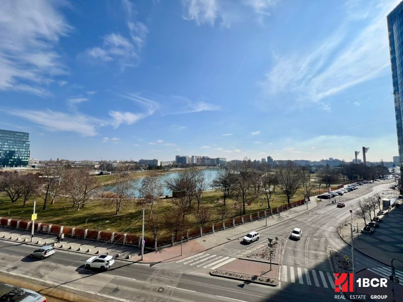 Blick von der Vajnorská in Bratislava auf den Park und den See.