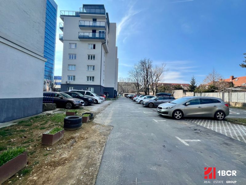 Parkplatz und Wohngebäude in Bratislava auf der Vajnorská, in der Nähe einer 2-Zimmer-Wohnung.