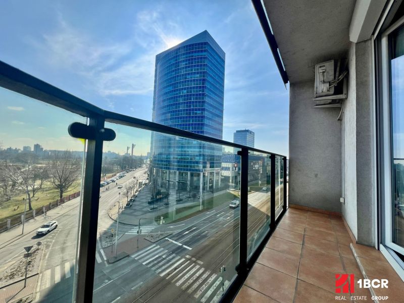 Ein Balkon mit Blick auf die Vajnorská-Straße in Bratislava - Nové Mesto.