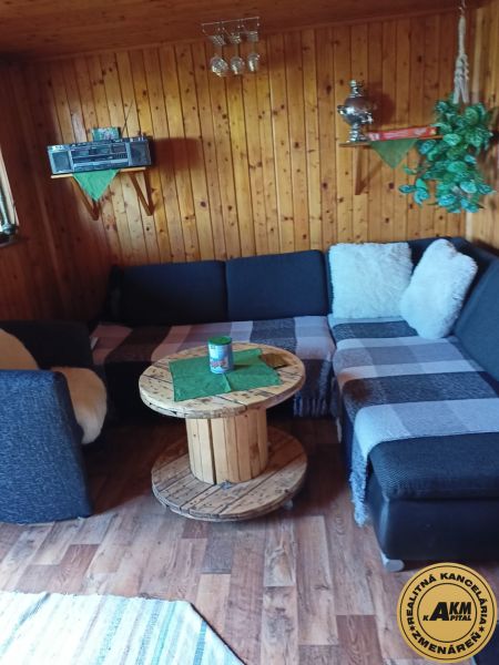 Holzinterieur mit Sofa, Spulentisch und Boden mit Holzdekor.